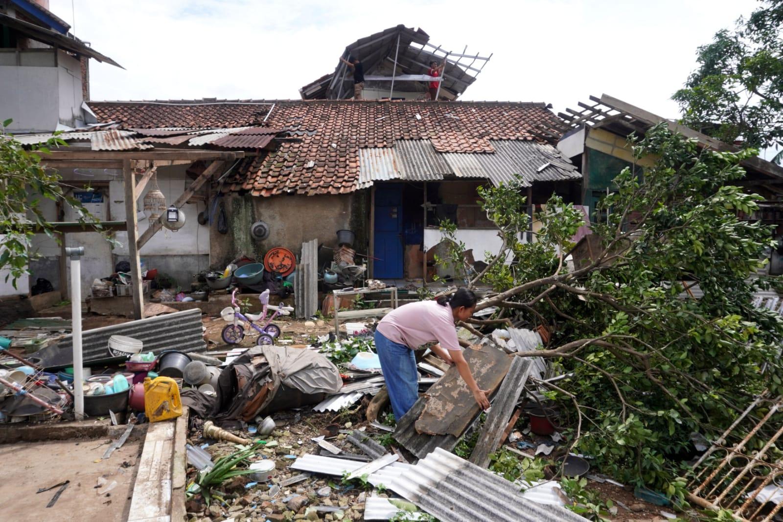 Warga-Ujungberung-Kota-Bandung-memperbaiki-rumah-yang-diterjang-angin-puting-beliung.jpg