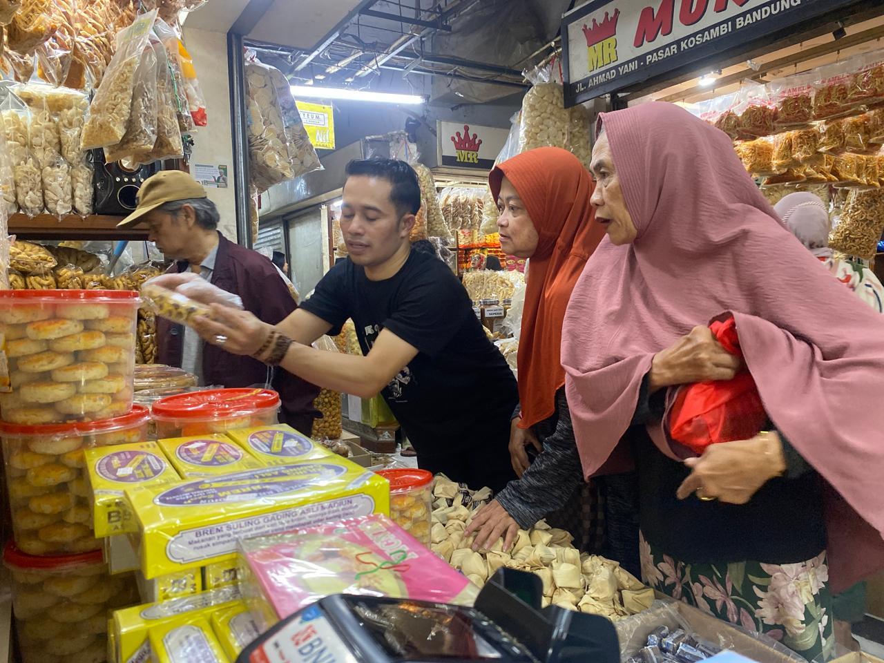 Warga-belanja-aneka-ragam-snack-jelang-Lebaran-di-Pasar-Kosambi.jpg