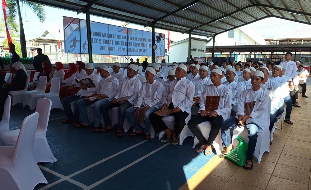 Warga-binaan-Lapas-Narkotika-Kelas-II-A-Bandung-menerima-remisi.jpg