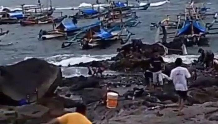 Warga-di-pesisir-Pantai-Cidaun-Kabupaten-Cianjur-menangkap-ikan.jpg