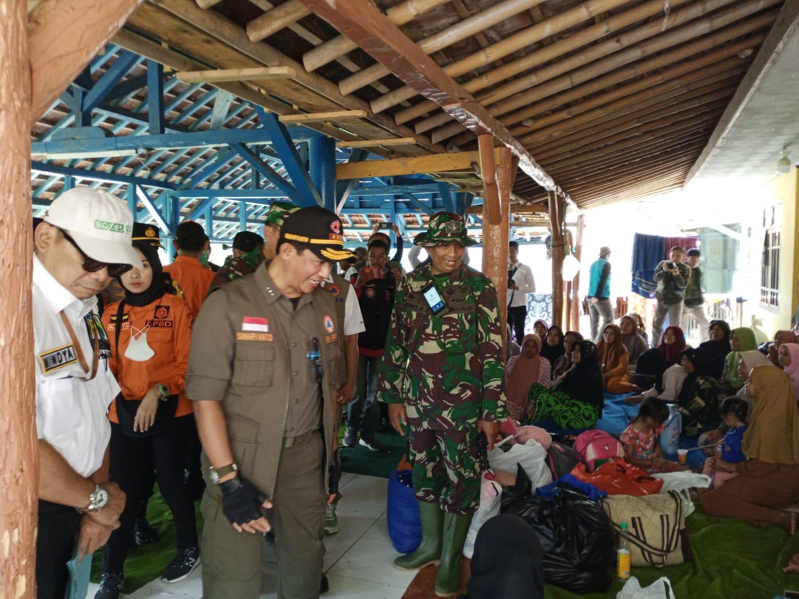 Warga-kasomalang-saat-mengungsi-di-Majlis-talim-usai-terjadi-longsor.jpg
