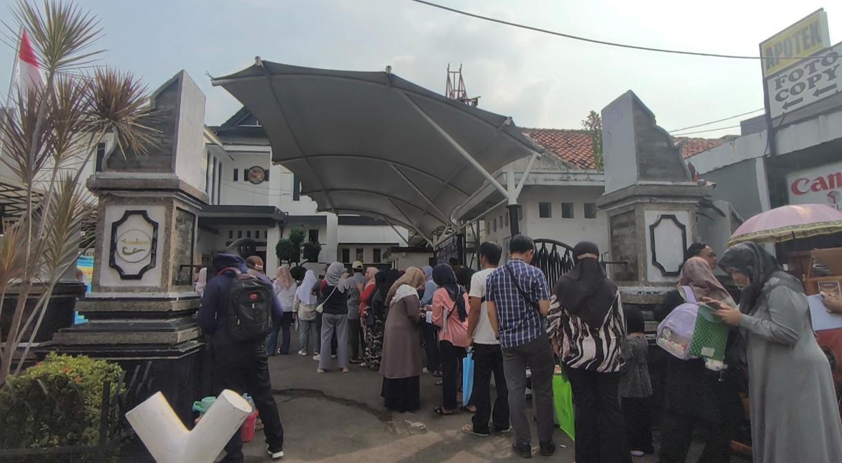 Warga-memadati-Kantor-Disdukcapil-Purwakarta.jpg