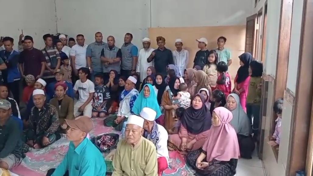 Warga-saat-menyampaikan-penolakan-pengebo.jpg
