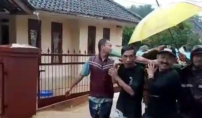 Warga-tanjungsari-bersama-Kades-ketika-mengevakuasi-enam-orang.jpg