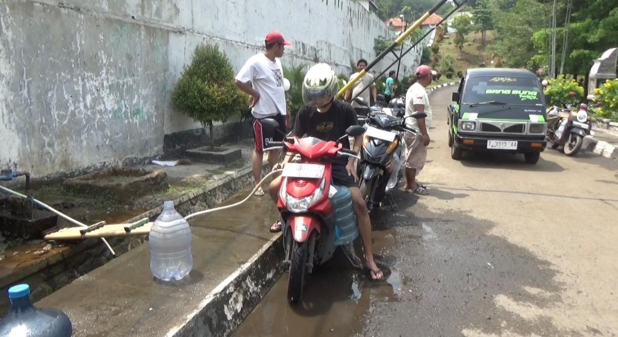 Warga-yang-terdampak-air-bersih-saat-mengambil-air-d.jpg