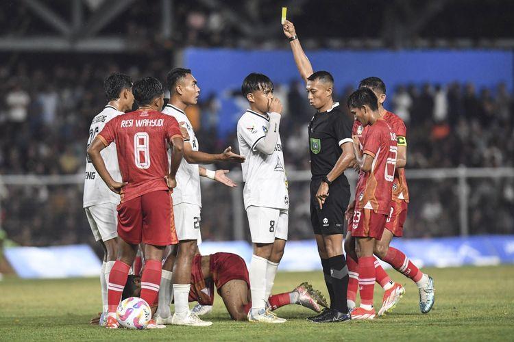 Wasit-Eko-Agus-Sugih-Harto-kedua-kanan-memberikan-kartu-kuning.jpg