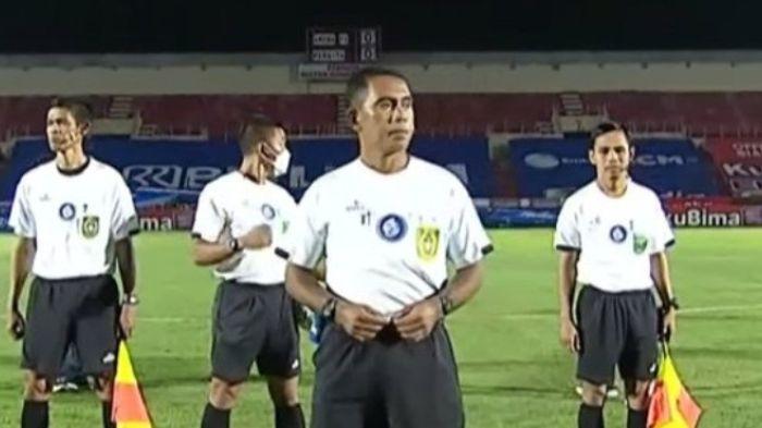 Wasit-Gedion-Dapaherang-saat-memimpin-laga-di-Liga-1.jpg