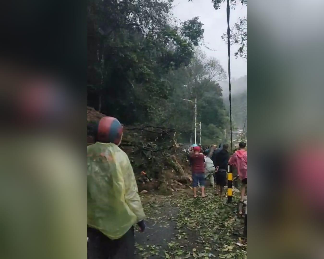 Wilayah-selatan-Kabupaten-Garut-tertutup-longsor.jpg