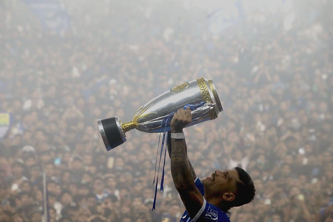 Winger-Persib-Bandung-Ciro-Alves-mengangkat-trofi.jpg