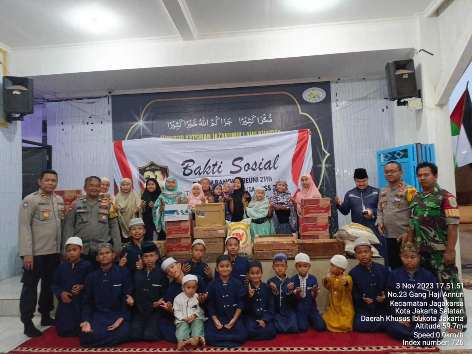 Anggota Polri Alumni Batalyon Wira Pinandita 2002 Gelar Bakti Sosial, Bagikan Sembako untuk Warga