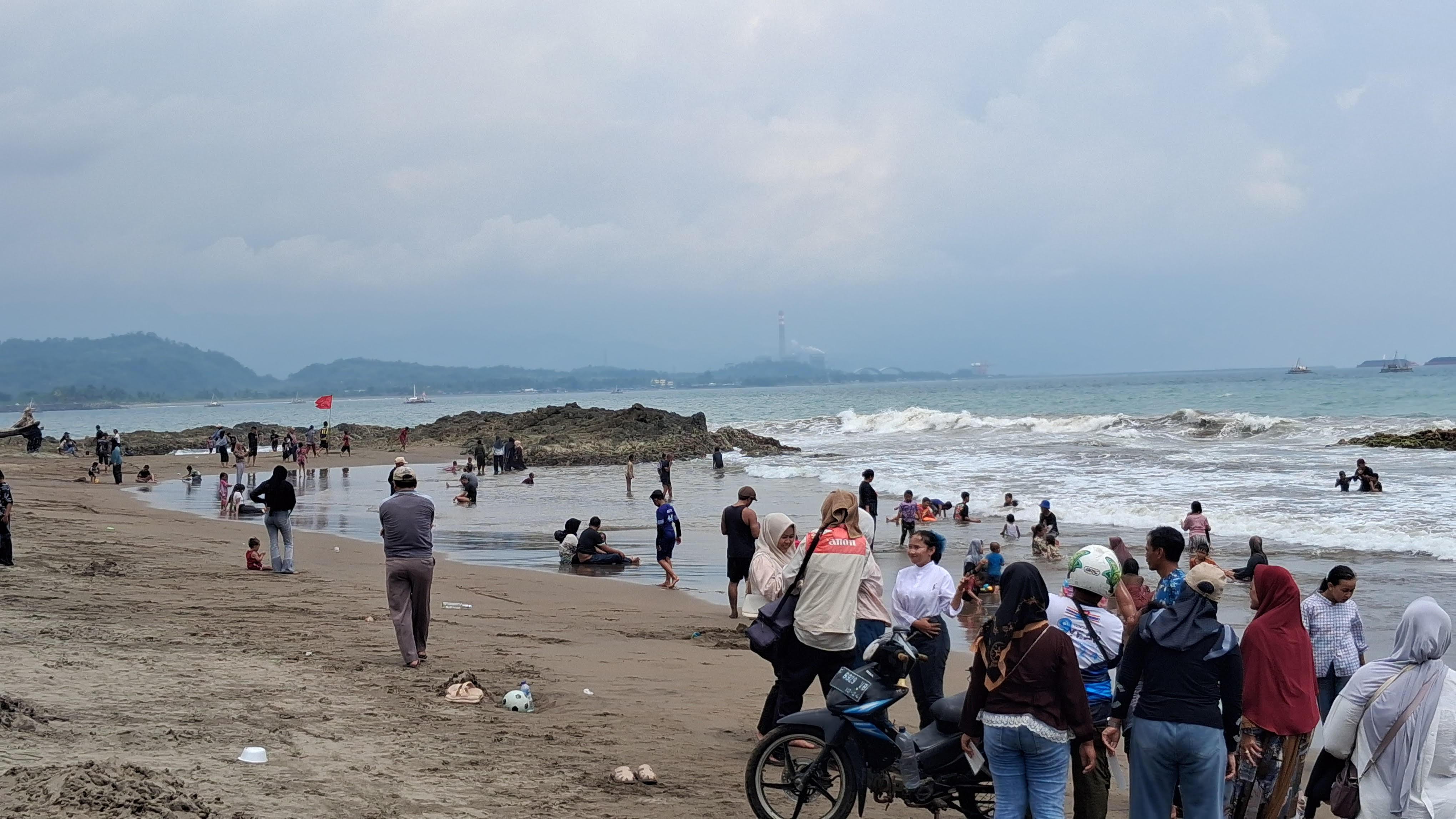 Wisatawan-masih-ramai-berlibur-di-kawasan-Pantai-Istana-Presiden-Sukabumi.jpg