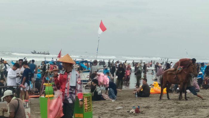 Wisatawan-memadati-Pantai-Barat-Pangandaran-Jawa-Barat-Minggu-29122024.jpg