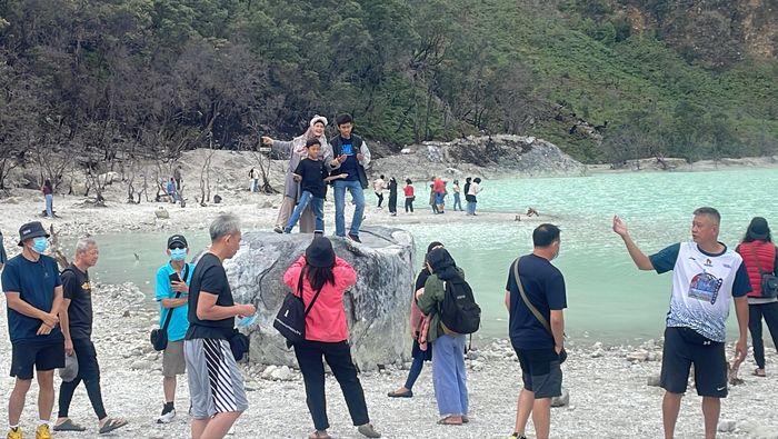 Wisatawan-saat-berada-di-objek-wisata-Kawah-Putih-Kabupaten-Bandung.jpg