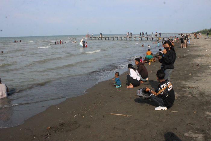 Wisatawan-saat-berlibur-di-Pantai-Tiris-Indramayu-Senin-112024.jpg