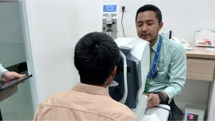 YBM PLN UP3 Depok Salurkan Bantuan Pengobatan Mata untuk Kaum Dhuafa