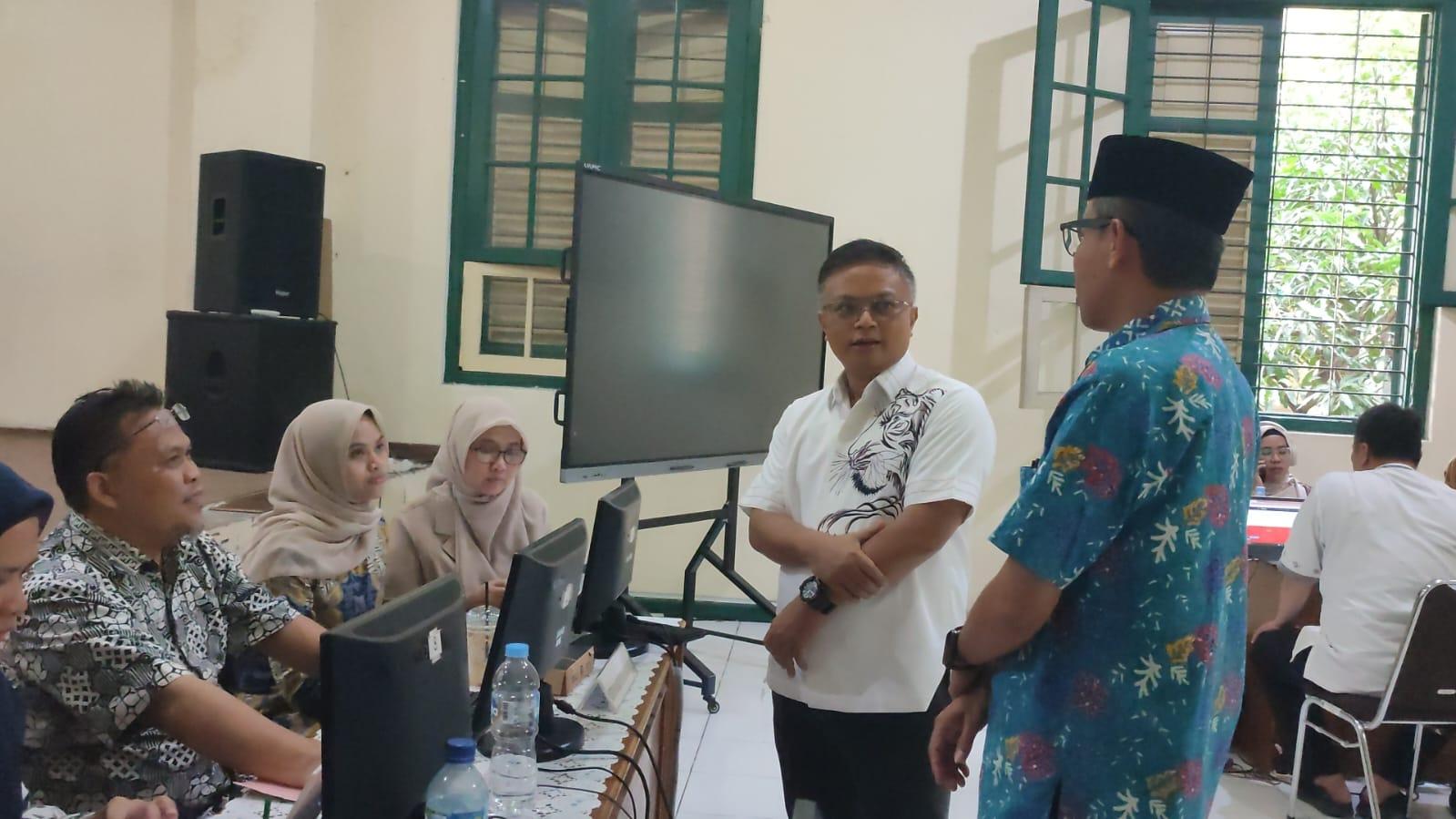 Zaini-Shofari-pantau-SPMB-Sekolah-Maung.jpg