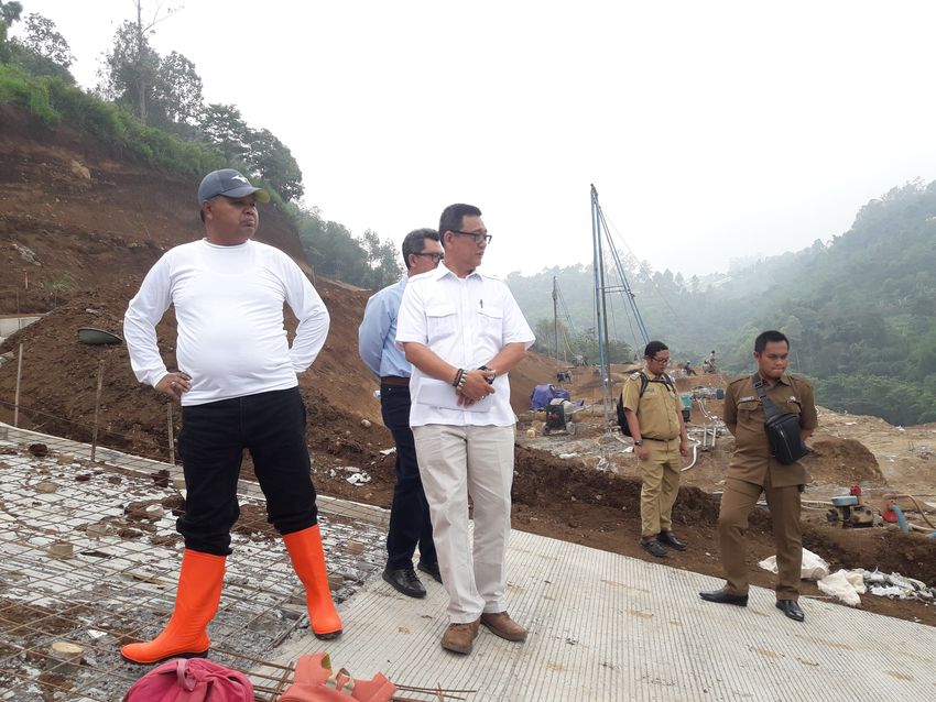 aa-umbara-kiri-sepatu-merah-saat-meninjau-lokasi-pramestha-resort-town.jpg