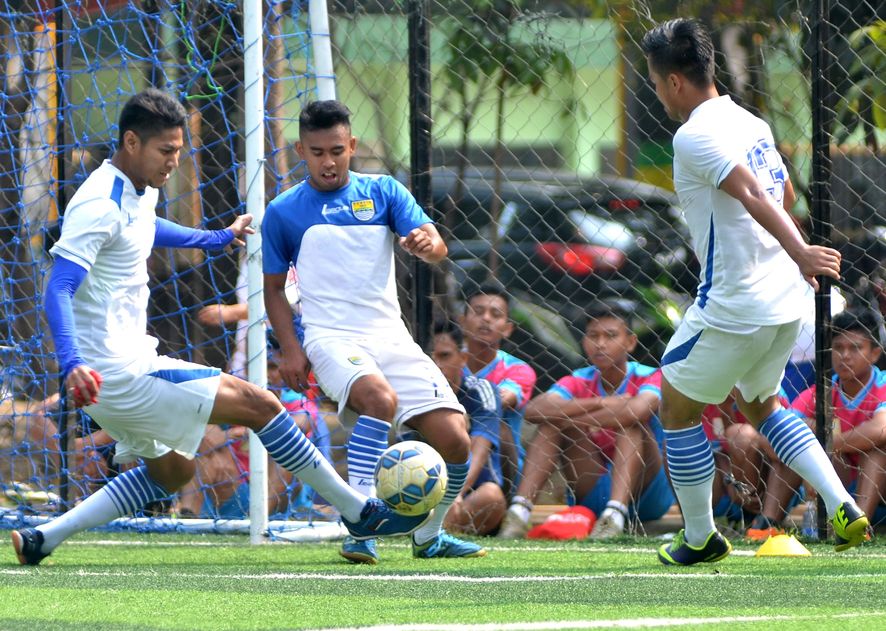 abdul-rahman-berebut-bola_latihan-persib_20150915_181952.jpg
