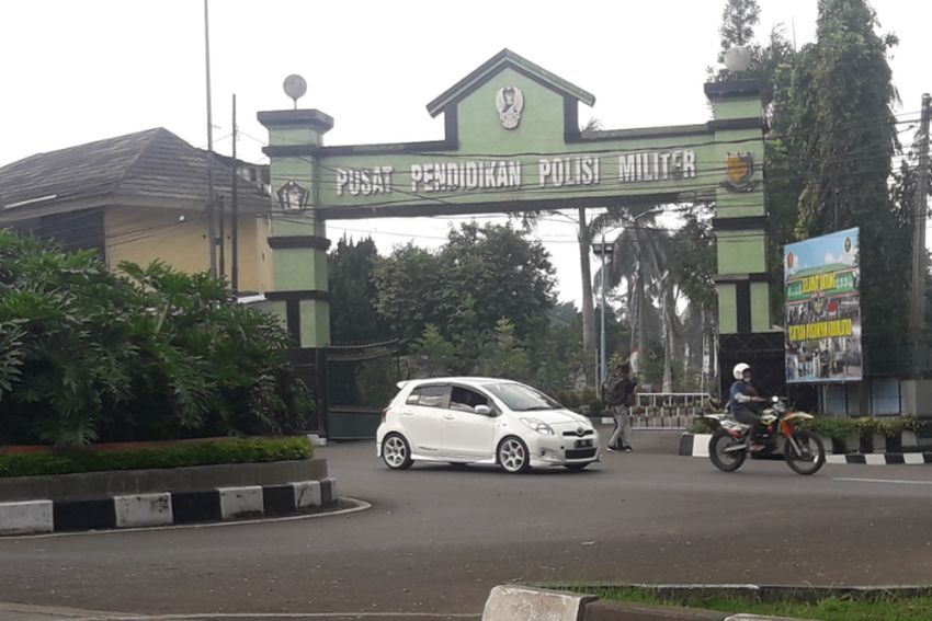 Ada 99 Orang Positif Covid-19, Setengah Jalur Sepeda Motor ke Pusdikpom Cimahi Ditutup Portal