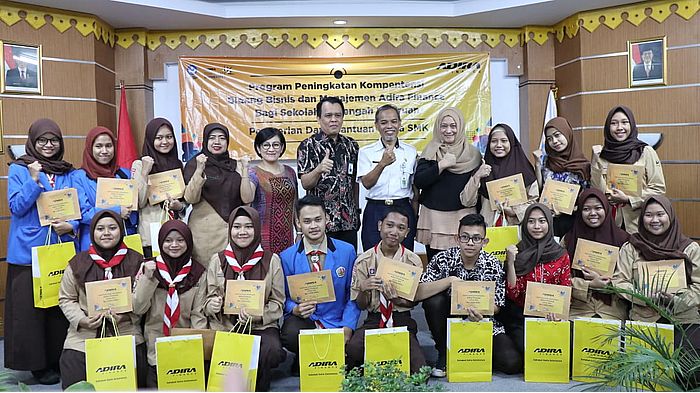 Adira Finance Serahkan Bantuan Dana Pendidikan Untuk SMK
