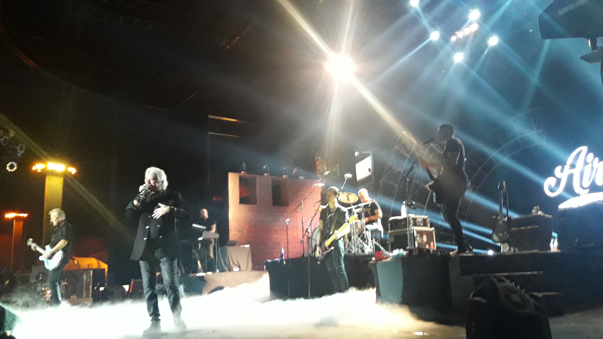 Konser 40 Tahun Air Supply di Bandung Berlangsung Meriah, Ribuan Penonton Bergemuruh