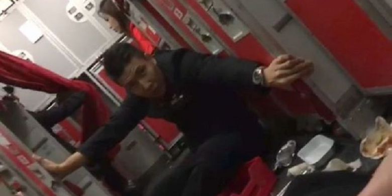 VIDEO - Ini Detik-detik Kepanikan Penumpang Saat Pesawat AirAsia Alami Turbulensi