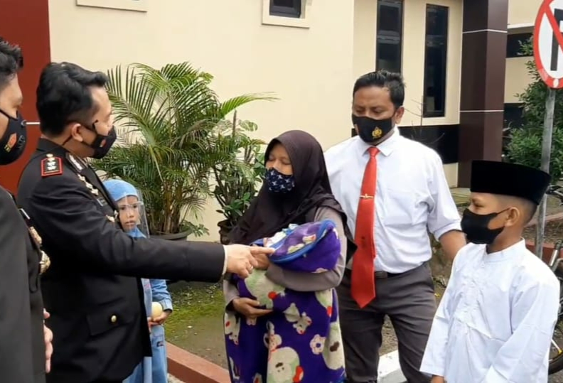 ajudan-kapolres-ketemu-ibu.jpg