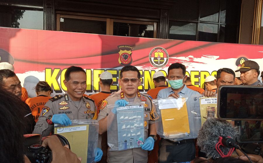 akbp-roland-ronaldy-dan-jajarannya-menunjukkan-barang-bukti.jpg