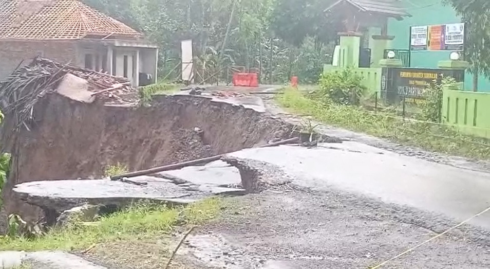 Tanah Bergerak Cepat, Tiga Rumah di Tabalong Runtuh ke Sungai