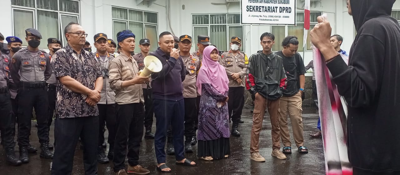 aksi-demonstrasi-di-gedung-dprd-kabupaten-sukabumi.jpg
