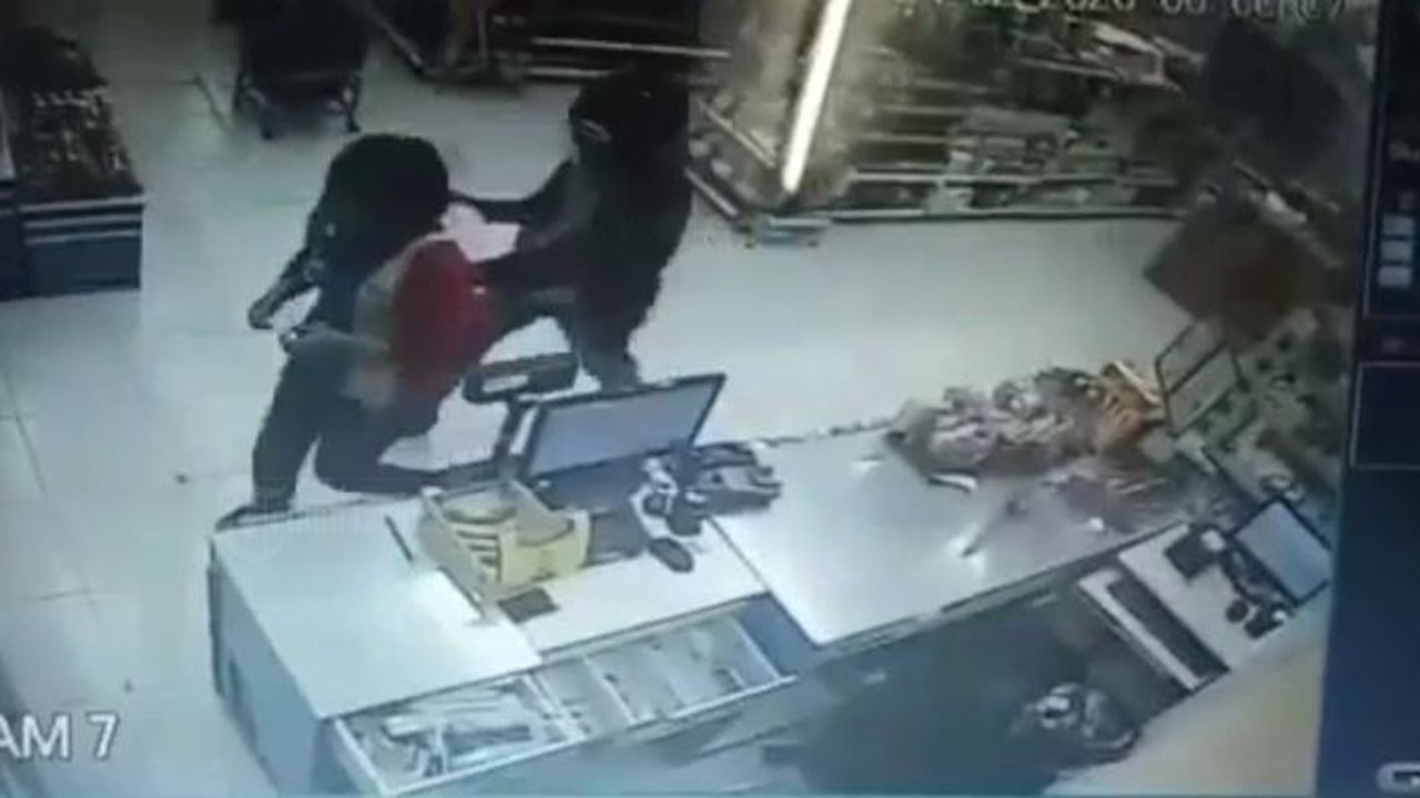 aksi-pencurian-di-minimarket-terekam-cctv_1.jpg