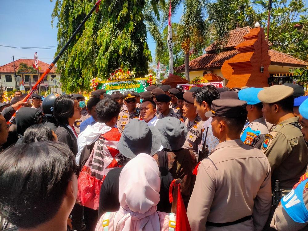 aksi-unjuk-rasa-di-depan-Gedung-DPRD-Kabupaten-Cirebon.jpg