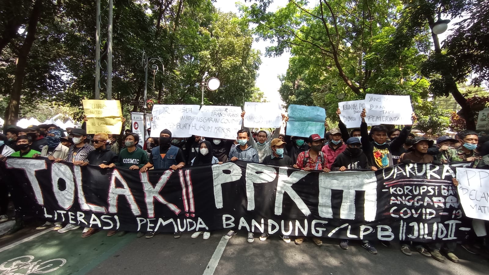 aksi-unras-balkot-bandung-21-juli.jpg