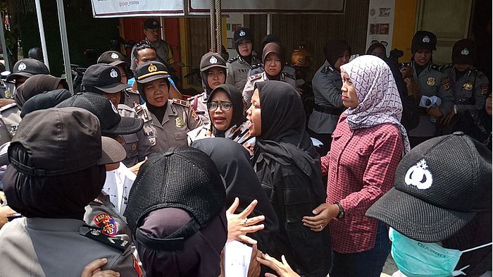 aksi-wadon-dermayu-ora-meneng-diamankan-polisi-indramayu.jpg