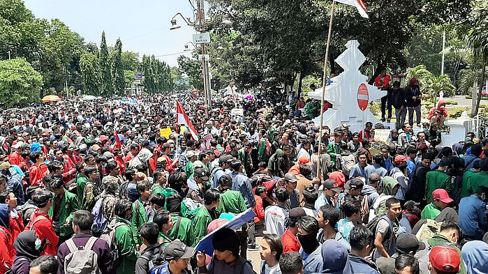 Momen Haru Mahasiswa dan Polisi Ini Curi Perhatian, Jumpa Pas Demo Rupanya Sahabatan, Makan Bareng