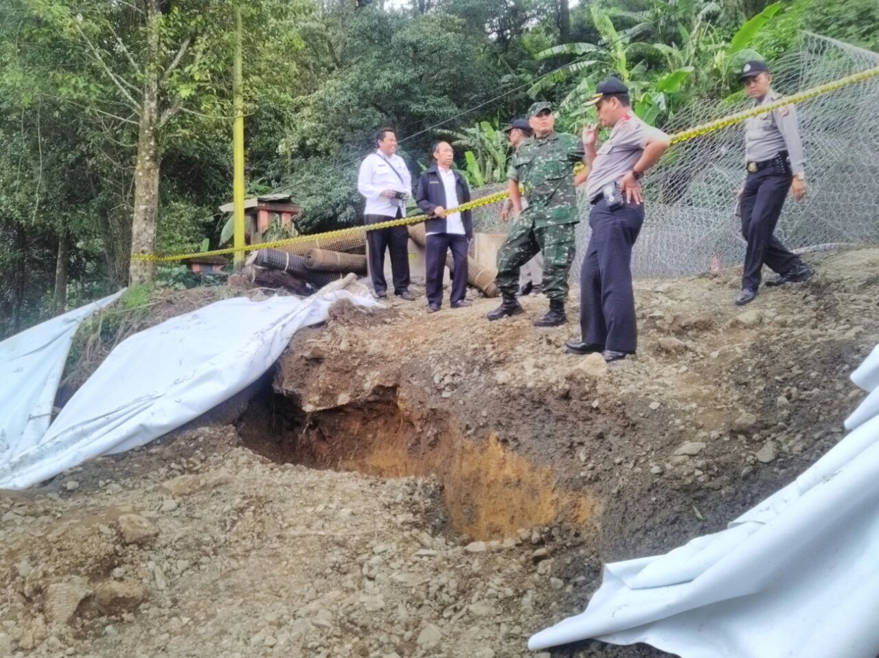 Motor Masih Diperbolehkan Melintas di Jalur Puncak Pass yang Longsor