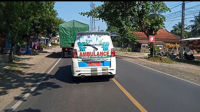 ambulans-di-jl-raya-pangandaran.jpg