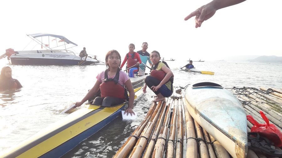anak-anak-berlatih-di-waduk-jatiluhur.jpg