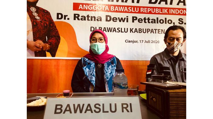 anggota-bawaslu-ri-dr-ratna-dewi-pettalolo-di-kantor-bawaslu-cianjur-1.jpg
