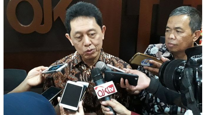 anggota-dewan-komisioner-ojk-heru-kristiyana-di-kantor-ojk-cirebon_20180126_174036.jpg