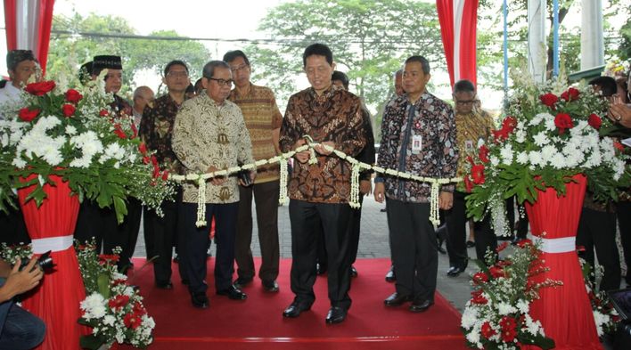 anggota-dewan-komisioner-ojk-heru-kristiyana-resmikan-kantor-ojk-cirebon_20180126_171830.jpg