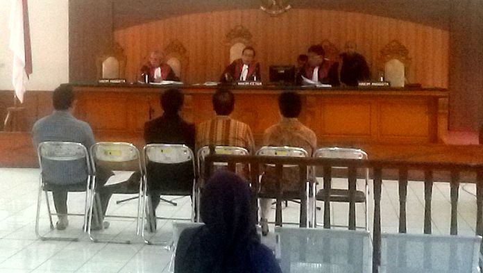 anggota-dprd-kota-cirebon-terdakwa-judi_20161213_133451.jpg