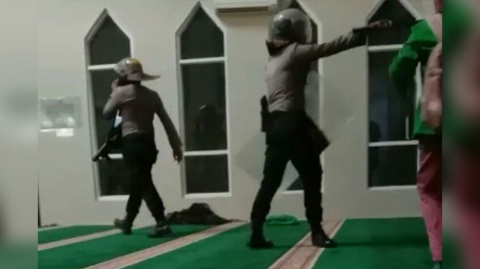 2 Polisi yang Kejar Mahasiswa Demo di Makassar hingga Masuk Masjid Dipenjara 14 Hari