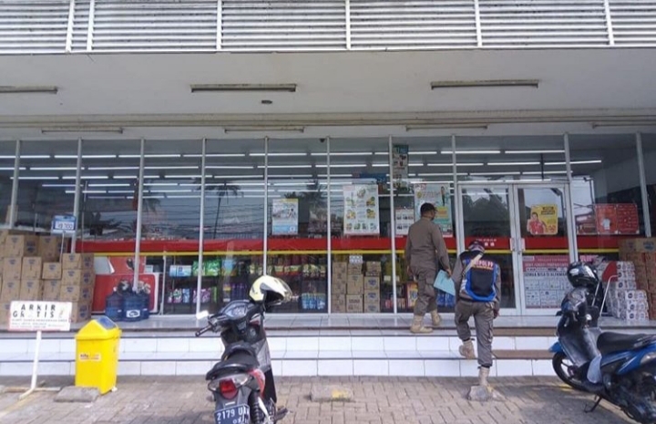 anggota-satpol-pp-kbb-saat-patroli-ke-toko-modern.jpg