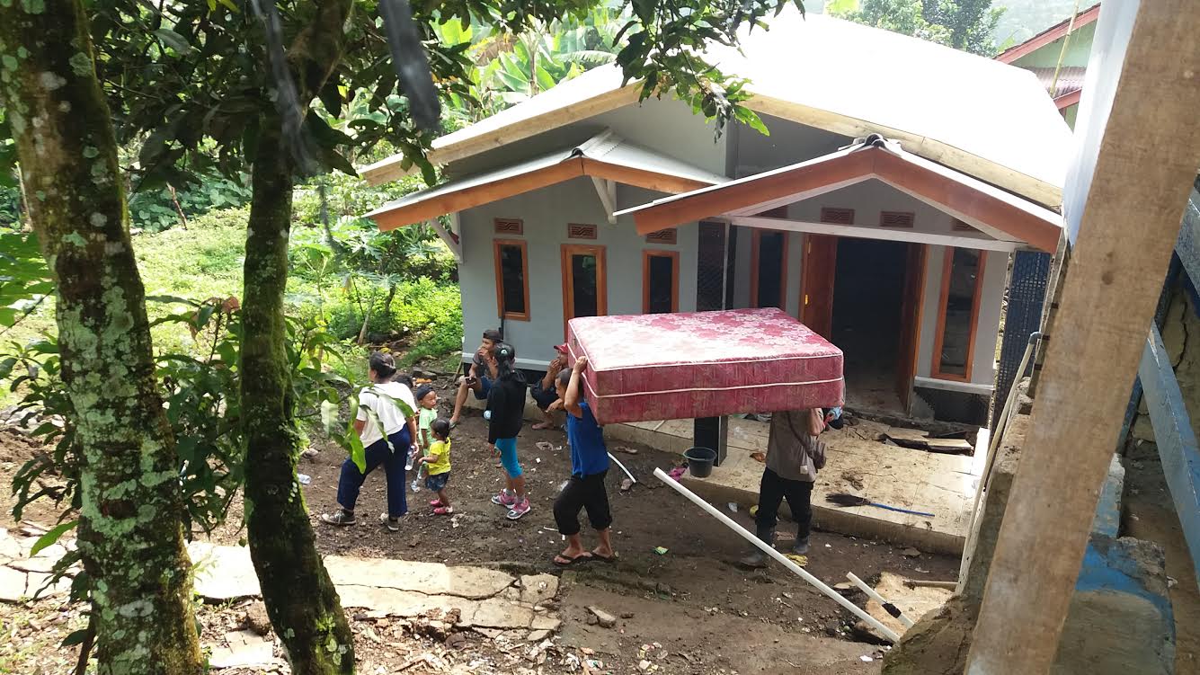 Panik, Warga Cipatat Mulai Angkat Kasur