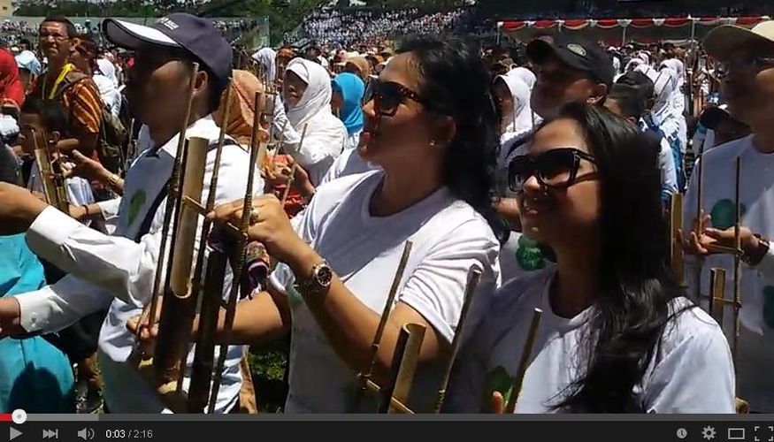 angklung-kaa-rekor-dunia-1_20150424_002436.jpg