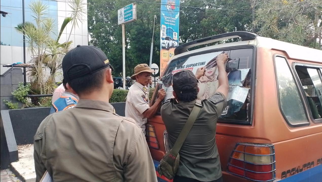 Angkot-angkot Berstiker Caleg di Sumedang Dihentikan Satpol PP, Stikernya Diminta Dilepas