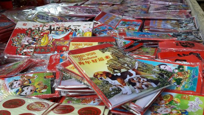 Angpau Jadi Primadona Warga yang Tengah Berburu Pernak-Pernik Imlek
