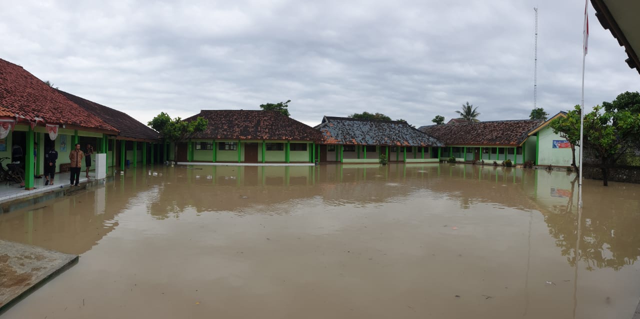 Hingga Siang Ini, Banjir Masih Rendam  Perkampungan di Tegalbuleud, Sungai Cicurug Meluap