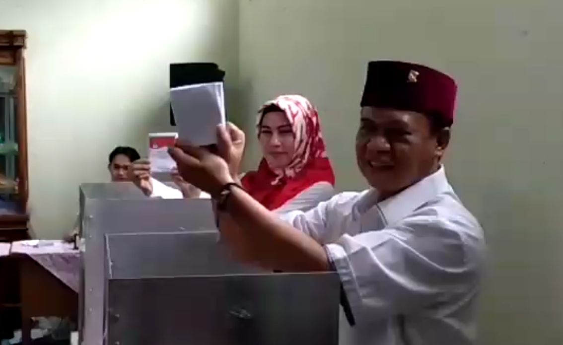 anton-charliyan-dan-ny-ajeng-anton-charliyan-nyoblos-di-tasik_20180627_130911.jpg